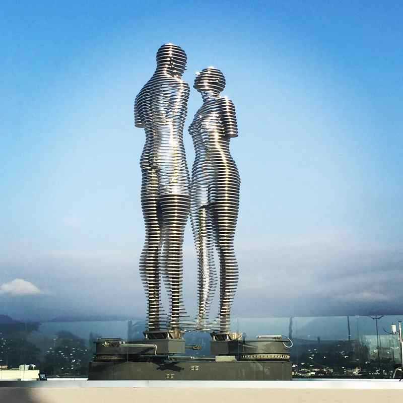Ali and Nino statue