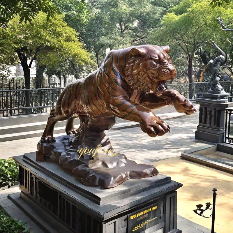 ブロンズ製トラの彫刻 bronze tiger statue ブロンズ製トラの彫刻